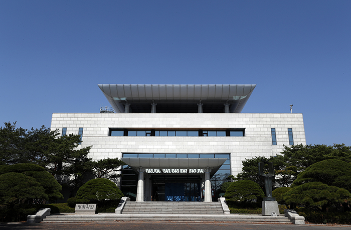 South and North Korea hold their third working-level meeting on April 23 and finalized the main schedule for the upcoming 2018 Inter-Korean Summit. The photo shows Peace House in Panmunjeom, the venue for the upcoming summit. (Jeon Han)