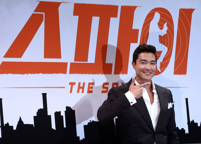 U.S.-born actor Daniel Henney answers questions at a preview for the movie “The Spy” last year. (Photo: Yonhap News)
