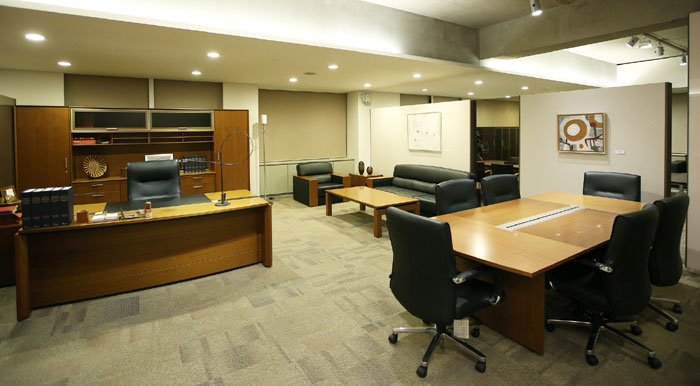 Fursys showcases various kinds of office furniture to suit the many different office environments. The above photo shows a room for a company executive. 