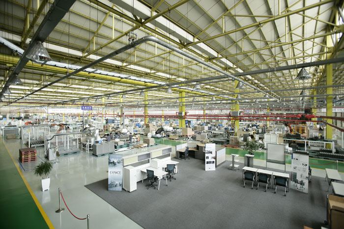 The above photo shows the inside of the Fursys factory in Anseong. This factory builds metal furniture.