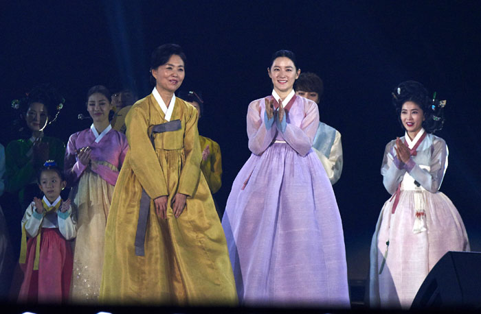 Hanbok designer Han Eun-hee (left) and Lee Young-ae (right, front), the main actress in the soap opera ‘Saimdang, Light’s Diary,’ are featured in a Hanbok fashion show as part of the 'K-drama Festa in Pyeongchang' festivities.