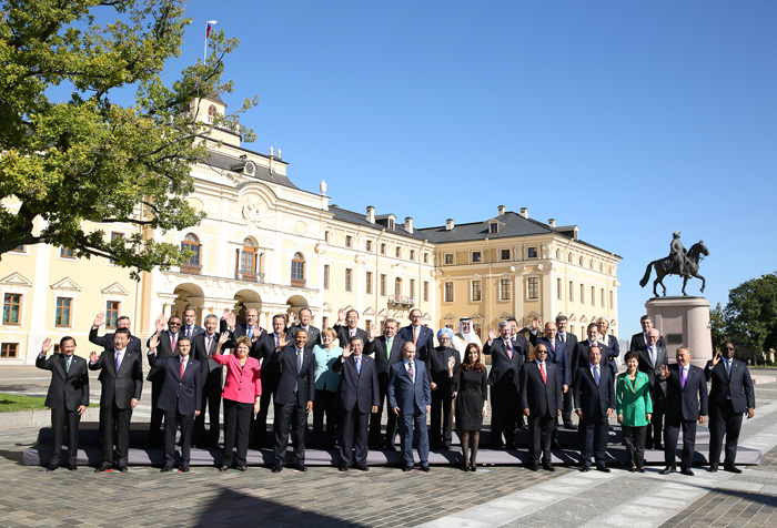 G20 Summit participants pose for the official group photo at the G20 Summit in St. Petersburg (photo: Cheong Wa Dae).