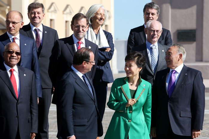 President Park talks to her counterparts prior to the official group photo session at the G20 Summit in St. Petersburg (photo: Cheong Wa Dae).