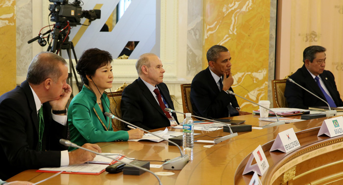 President Park Geun-hye (second from left) listens during the second session on September 6 (photo: Cheong Wa Dae).
