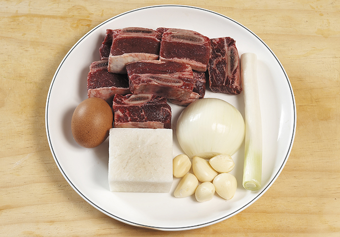 The ingredients of <i>galbitang</i> are beef ribs, radishes, green onions, garlic and eggs.