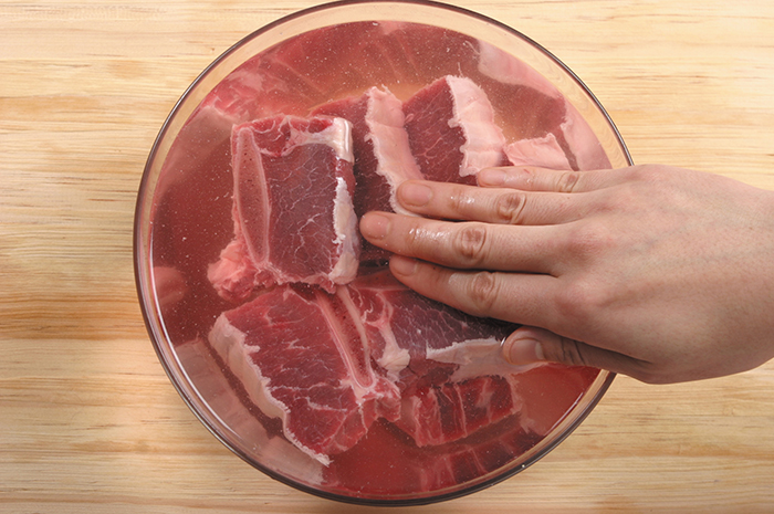 Cut and trim the beef ribs into pieces and soak them in cold water for 3 hours to draw out the blood.