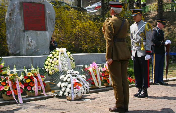 A veteran lays a wreath at a memorial commemorating the Korean War located in Yangpyeong, Gyeonggi-do on April 24 (photo courtesy of the Ministry of National Defense).
