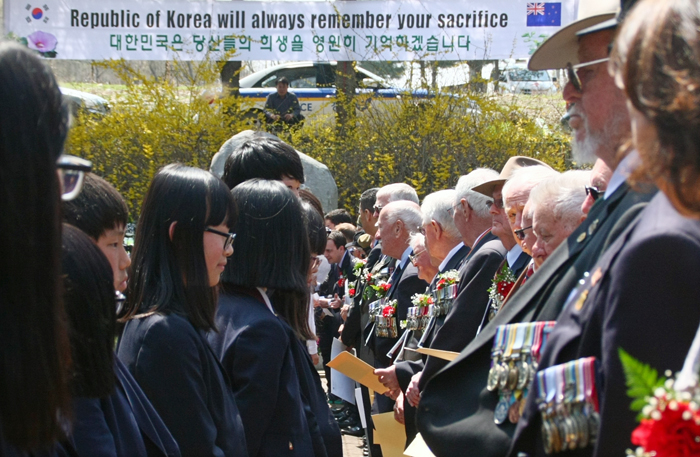 At the commemoration held in Gapyeong on April 24, Korean War veterans from Australia and New Zealand award a scholarship to students of Gapyeong Middle School, Gapungbook Middle School, and Gapyeong High School (photo courtesy of the Ministry of National Defense).