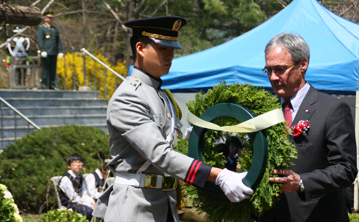  Canadian ambassador to South Korea David Chatterson lays a wreath at a memorial commemmorating the Korean War on April 24 (photo courtesy of the Ministry of National Defense).