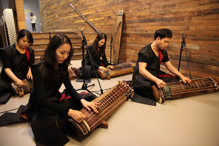 Members of Geomungo Factory perform at Cadogan Hall on June 19 in London (photo from KCCUK Flicker). 