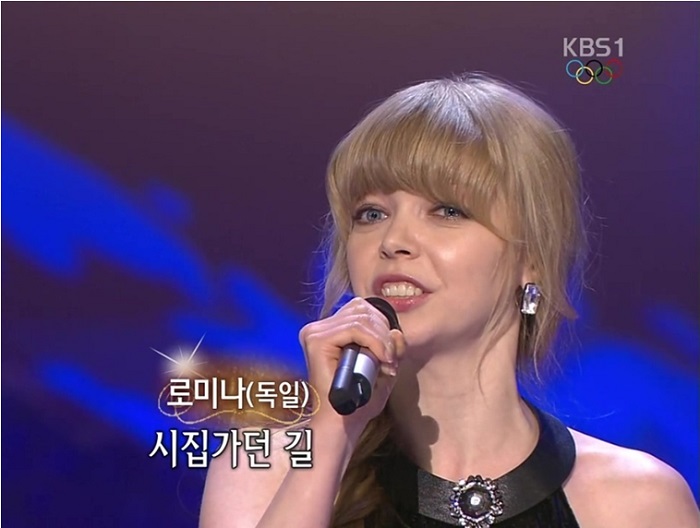 Romina sings Lee Mi-ja’s “Lady” on the KBS show “<i>Gayo</i> Stage,” earlier this year. (captured image from KBS)