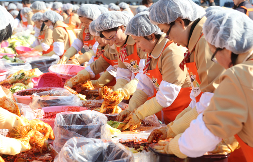Over 2000 people took part in the Gimjang Kimchi Festival that took place in front of Seoul City Hall on November 15. Approximately 140 tons of kimchi were made during the event and later distributed to disadvantaged families. Pictured, participants add various seasonings to their kimchi (photo: Yonhap News).