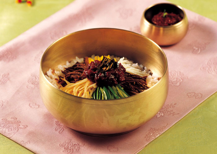 Bibimbap is a dish that balances the five colors and the five tastes, pleasing both your mouth and your eyes.