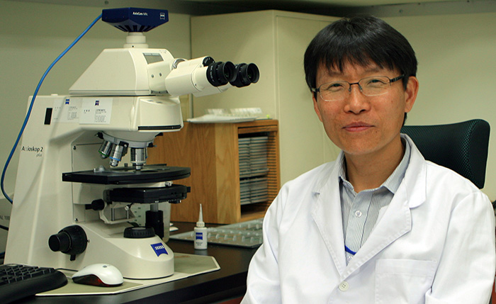 Hong Seung-beam, a researcher at the RDA, heads the team that identified the aspergillus mold used in microbial fermentation. (photo courtesy of the RDA) 