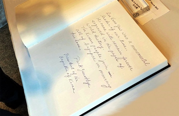 President Park Geun-hye's signature and comments are in the guestbook at Lee Kuan Yew's funeral. (courtesy of Singapore's Ministry of Communications and Information)