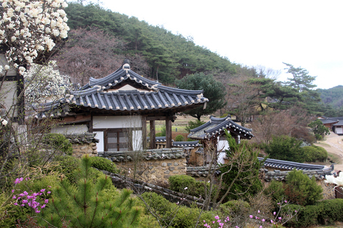 The Historic Site of Ocheon in Waryong-myeon was built by Kim Hyo-ro, the founder of the Yean branch of the Gwangsan Kim clan. 