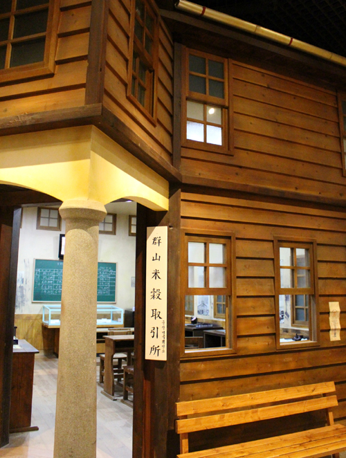 During colonial times, Gunsan served as the largest center for rice exports to Japan, shipping the bounty of the Honam Plains of Jeollabuk-do back to the Japanese home isles. Pictured is a replica of a rice exchange where rice transactions took place during the early 20th century, on display at the Gunsan Modern History Museum.