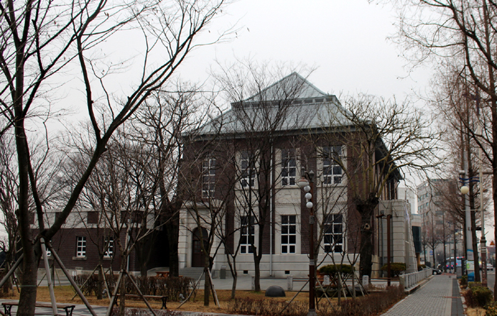 There remain numerous European–style buildings from Japanese colonial times in downtown Gunsan. From top: a branch of the former Japanese 18th Bank Gunsan Branch (日本 第十八銀行), and (bottom) the former Chosun Bank Gunsan Branch.