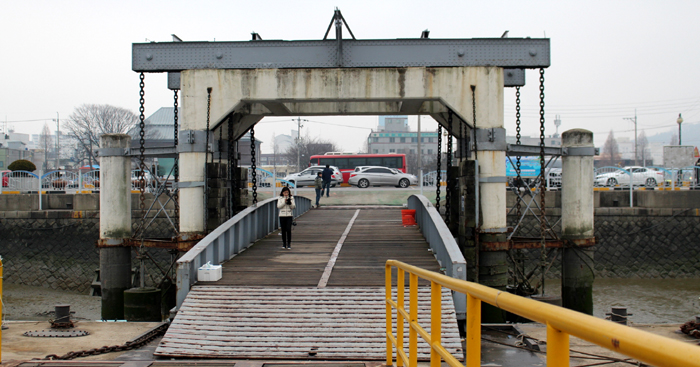 A floating bridge at Gunsan Port is designed to rise and fall with the large tidal range during the Geumgang River's ebb and flow.
