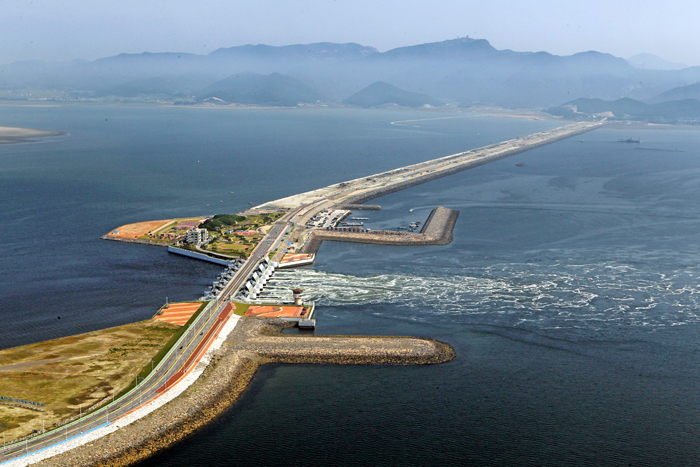 The Saemangeum Seawall connects the peninsulas of Gunsan and Buan in Jeollabuk-do. Kicking off in 1991, major construction of the seawall was completed in 2010. It created extra land that measures over 400 square kilometers. Located off the West Coast, facing China, the reclaimed land is expected to serve as the centerpiece of the Northeast Asian economy.