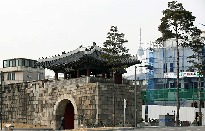 Gwanghuimun Gate, one of the capital’s four small gates from the Joseon era, is open for the first time in 39 years on February 18. Behind the gate stands the N Seoul Tower. (photo: Jeon Han)