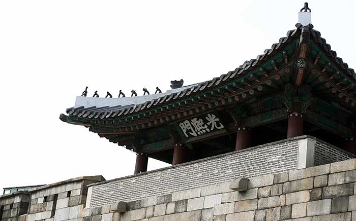 The Joseon-era Gwanghuimun Gate, as is written on its signboard, was built in 1719 and also went by the names “Sigumun Gate” or “Nansomun Gate.” The gate was one of the only egresses during the Joseon era for corpses to be taken out of the city, embracing the sorrows of the people. (photo: Jeon Han)