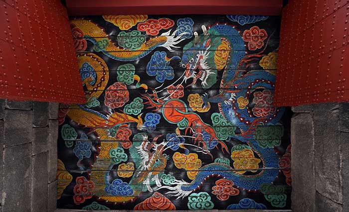 Entering Gwanghuimun Gate, one can see a painting above depicting a blue dragon and a yellow dragon fighting for a magical jewel, known as the <i>cintamani</i>. (photo: Jeon Han)