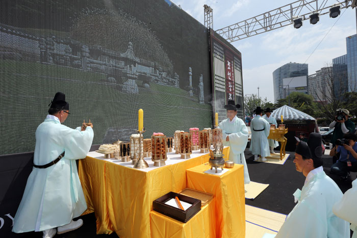 Clad in the attire of Confucian scholars of the Joseon era, volunteers perform an ancestral rite at a recreation of the Joseon royal tombs in Gwanghwamun Square, central Seoul, on June 28. (photo: Yonhap News)