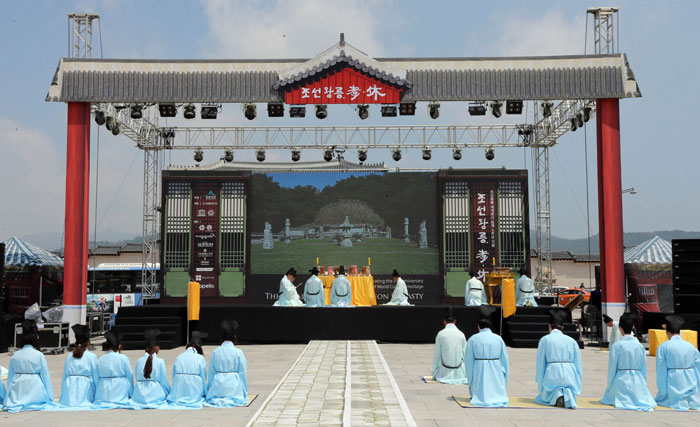 A demonstration of the ritual ceremonies undertaken at Joseon royal tombs was held in Gwanghwamun Square, central Seoul, on June 28, to mark the 5th anniversary of the Joseon royal tombs being listed as UNESCO World Heritage items. (photo: Yonhap News) 