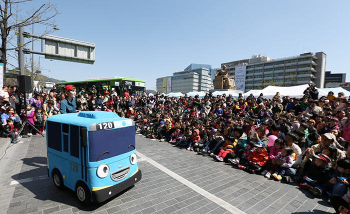 Children watch a performance of “Tayo the Little Bus” at Gwanghwamun Square in central Seoul on April 6. (photo: Jeon Han)