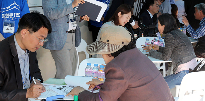 Citizens make policy proposals at a temporary ombudsman booth at 'Gwanghwamun 1st Street,' which opened at Gwanghwamun Square in central Seoul on May 25.