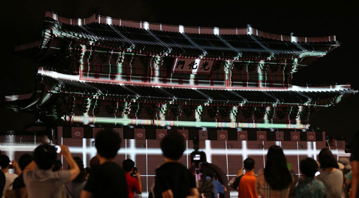 Visitors check out the media and light show at Gwanghwamun Gate. (photo: Jeon Han)