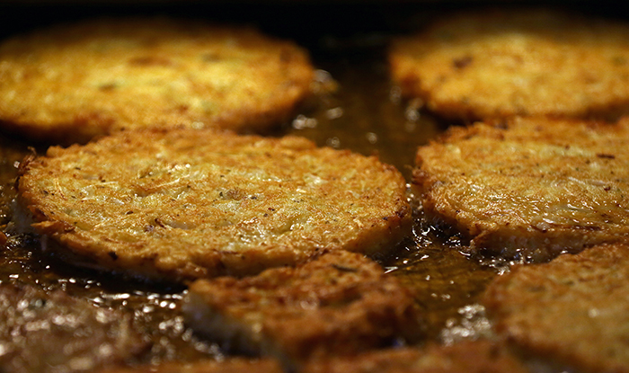 The deep fried smell of <i>bindaetteok</i>, a style of pancake made with mung bean, meat and vegetables, attracts market visitors as it sizzles away. (photo: Jeon Han)