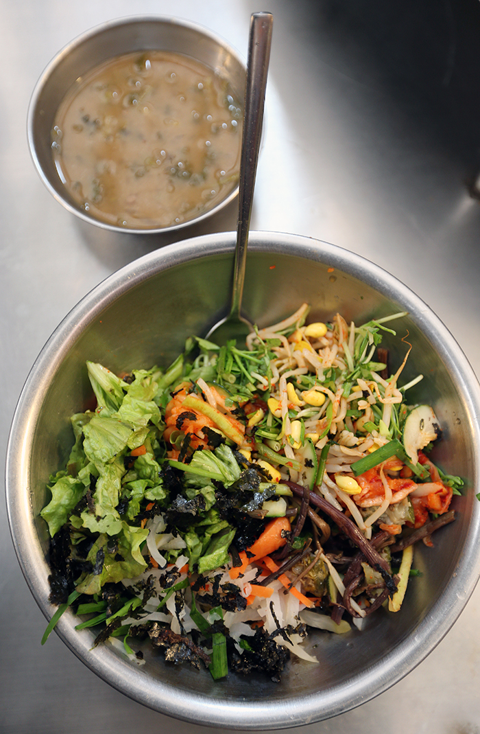 <i>Bibimbap</i> is one of the most popular menu items at Gwangjang Market. One serving is enough to feed two adults. (photo: Jeon Han)