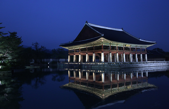 The night view of the <i>Gyeonghoeru</i>. This building was used as a banquet venue for the kings of the Joseon Dynasty, such as when they met with foreign envoys. (photo: Jeon Han) 