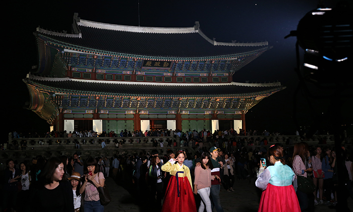 People look around the <i>Geunjeongjeon</i>, the main throne hall of Gyeongbokgung Palace, when it is open late into the evening. (photo: Jeon Han)