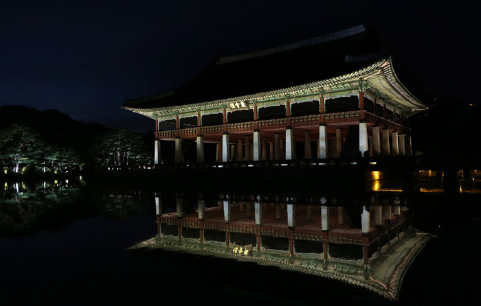 The Gyeonghoeru Pavilion, the banquet hall of the kings, can be seen at night at Gyeongbokgung Palace this May.