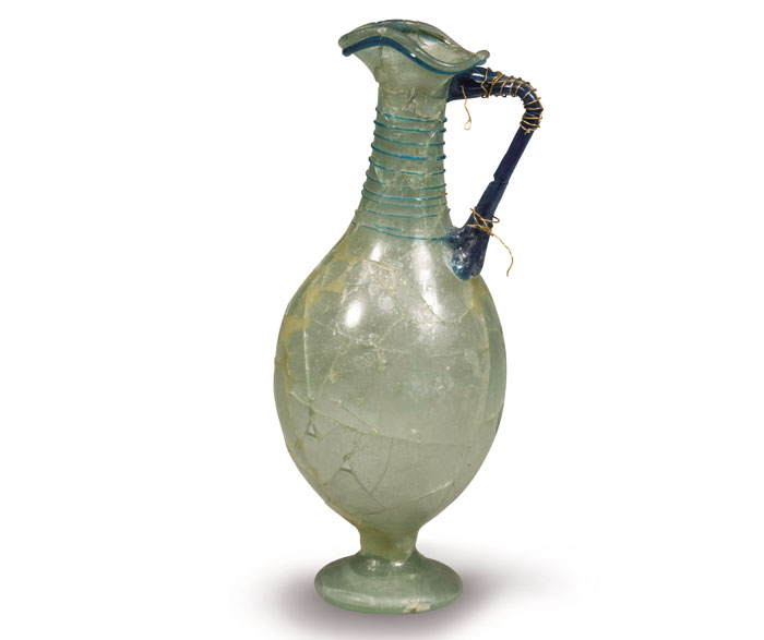 A phoenix-shaped glass bottle found in the Hwangnamdaechong Tomb has a very similar shape to ancient Greek oinochoe wine pitchers. This is evidence of Silla’s active involvement in international trade.