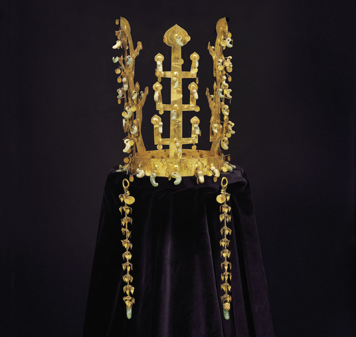 A golden crown from the Geumgwanchong Tomb is praised for its aesthetic beauty.