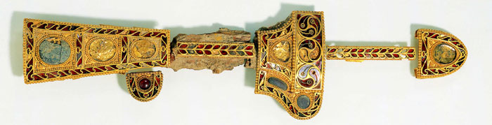 A gold dagger and scabbard were discovered at the Gyerim-ro Tomb, decorated with various jewels. These works show a style that was popular in ancient Greece, Rome, Egypt and across Western Asia.