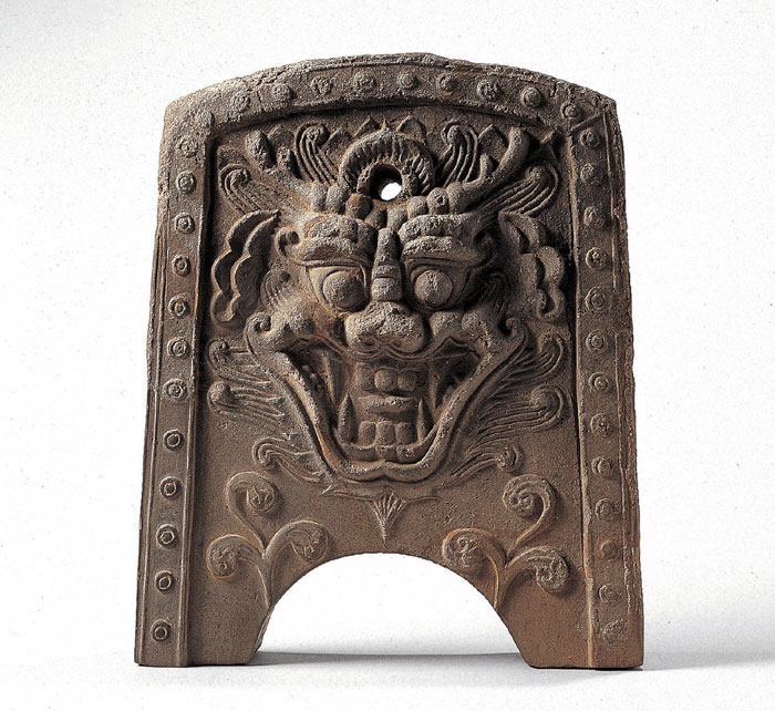 A roof tile with a dragon face was found at the site of Hwangryongsa Temple.