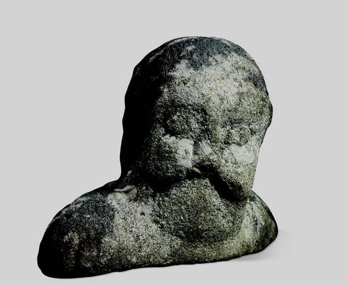 A warrior-shaped stone sculpture was found in the Gwaereung Tomb in Gyeongju. It is believed to show the face of a person of Arabian origins, as it may show a man with deep double-eyelids and a Caucasian nose.