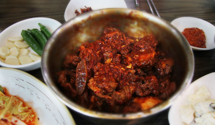 It is delicious to eat the meat on its own, but mixing in the rice with the seasoning gives an even better culinary experience.