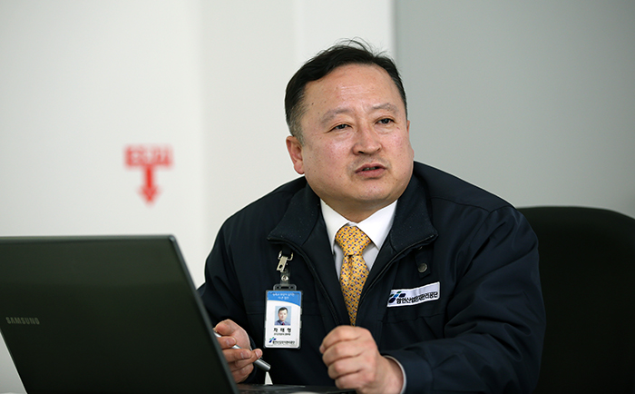  Cha Tae-hyeong, director of management and administration at the Haman Industrial Complex, talks about the complex's status and its characteristics on March 27. 