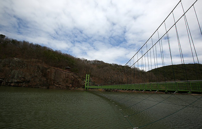 Visitors can find a suspension bridge linking both sides of a reservoir while walking along the pathways in Ipgok County Park. This park well-preserves the ecosystem and Mother Nature.