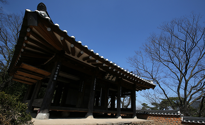 The Mujinjeong Pavilion has a humble and simple form, being built in early Joseon times with no decorations or engravings. 