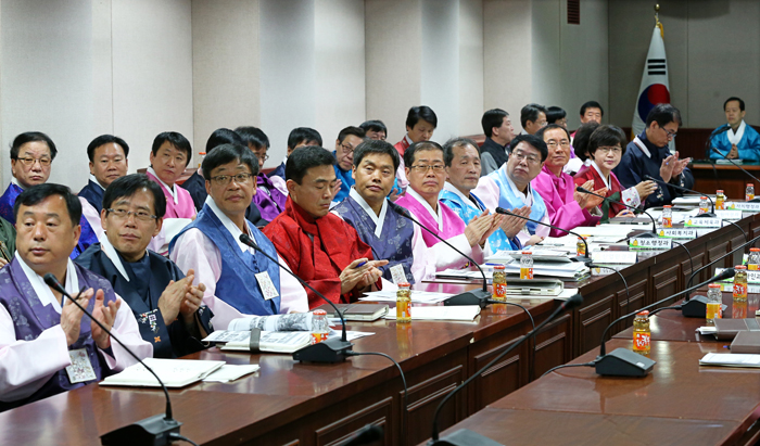 Hanbok-clad workers of Jongno District Office have a weekly meeting on April 2 (photo: Jeon Han).