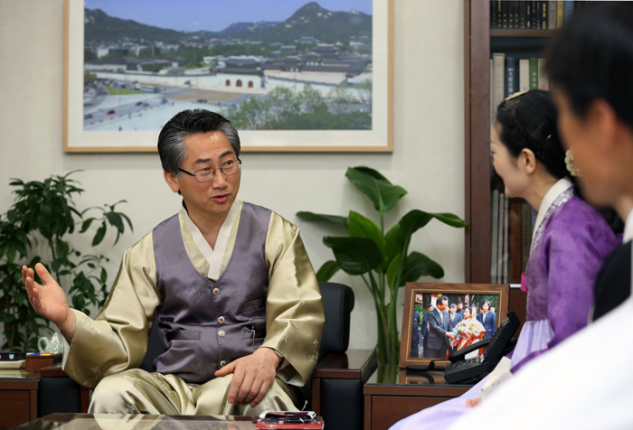 Kim Young-jong, (left) the mayor of Jongno District Office, talks with Hanbok supporters on April 2 (photo: Jeon Han).