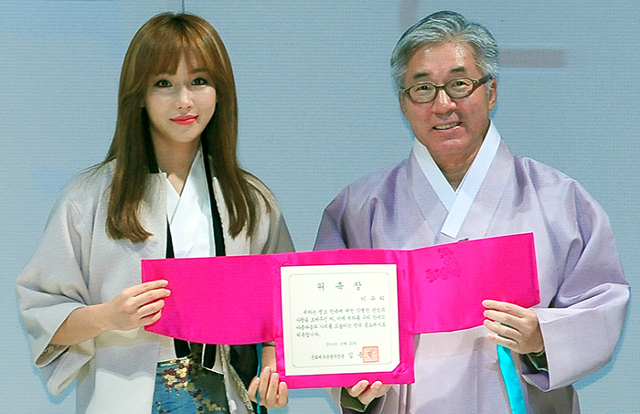 Minister of Culture, Sports & Tourism Kim Jongdeok (right) and actress Lee Yoo-ri pose for a photo. Lee was appointed as a Hanbok PR ambassador.