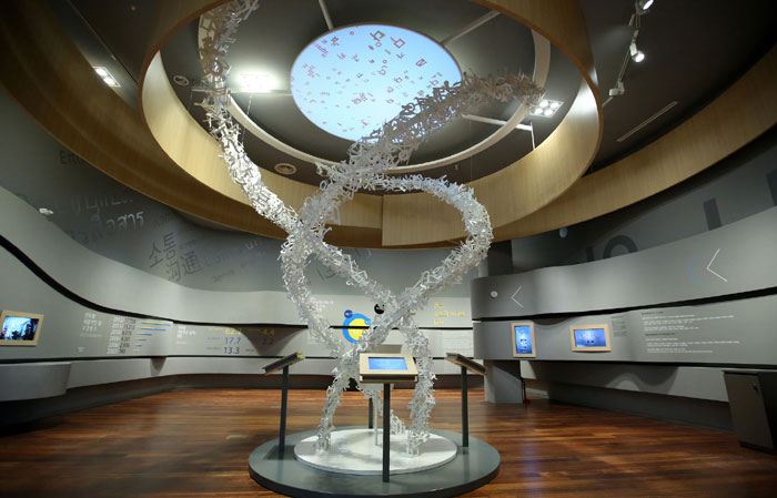 In the above photo, a triple helix of Hangeul vowels and consonants reaches for the sky. The screens on the wall in the permanent exhibition hall show the way in which Hangeul developed over the years. They outline the background of the newly-invented script through to the growing international recognition of Hangeul today.